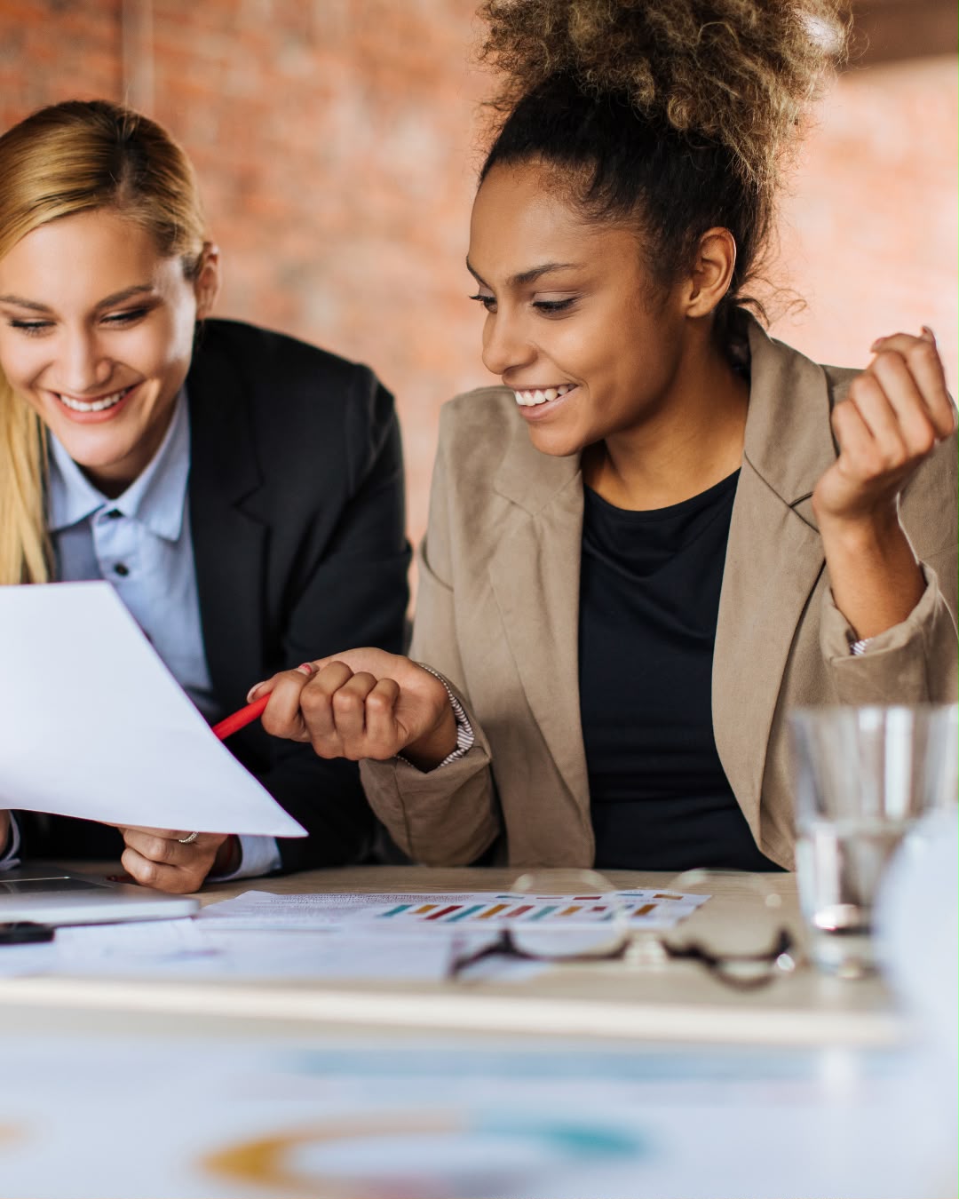 Profesionales trabajando y colaborando alrededor de una mesa