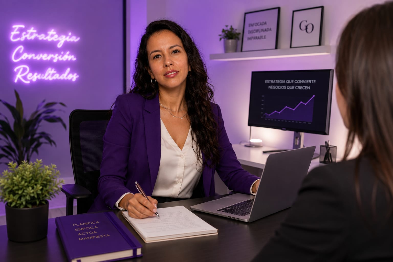 Gabriela Ortiz, estratega digital, en su estudio